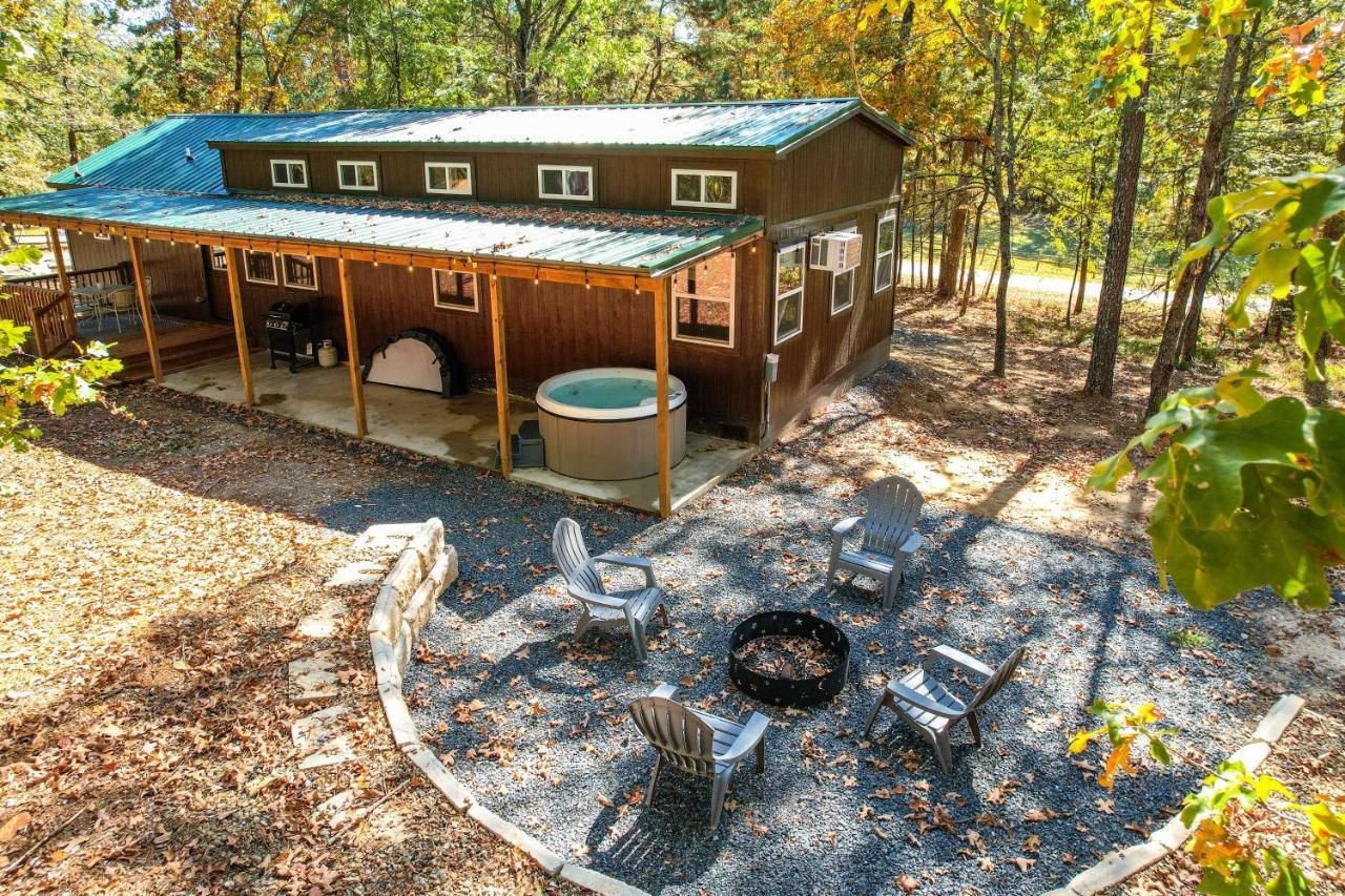 ברוקן בו Stylish Cabin By Beavers Bend Hot Tub And Fire Pit מראה חיצוני תמונה